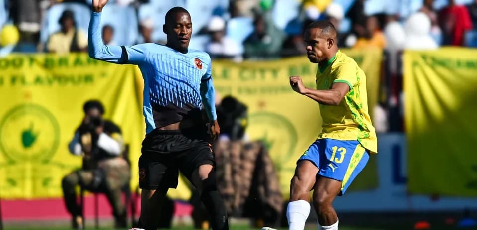 Deux joueurs en action lors d'un match de football