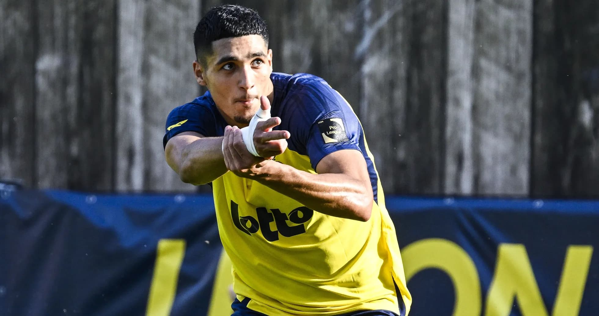 Joueur s'entraînant avec un maillot jaune et bleu
