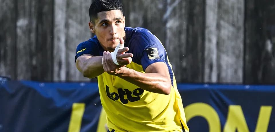 Joueur s'entraînant avec un maillot jaune et bleu