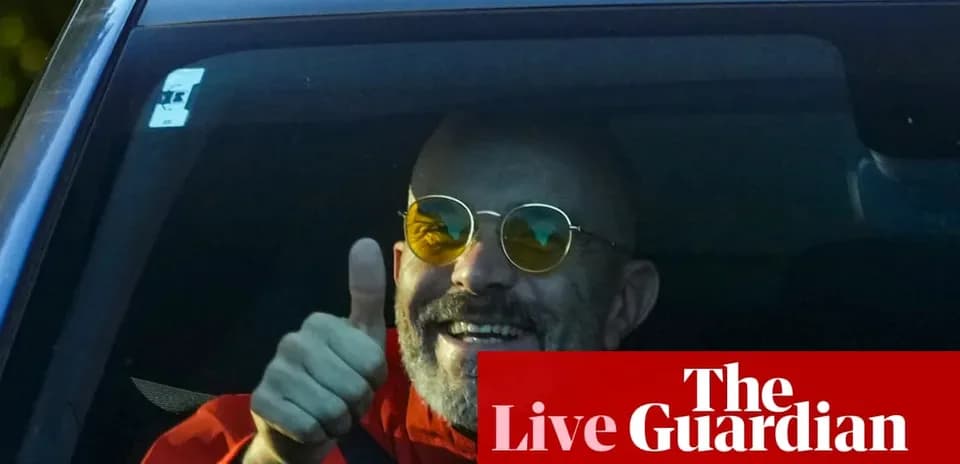 Homme souriant avec lunettes dans une voiture
