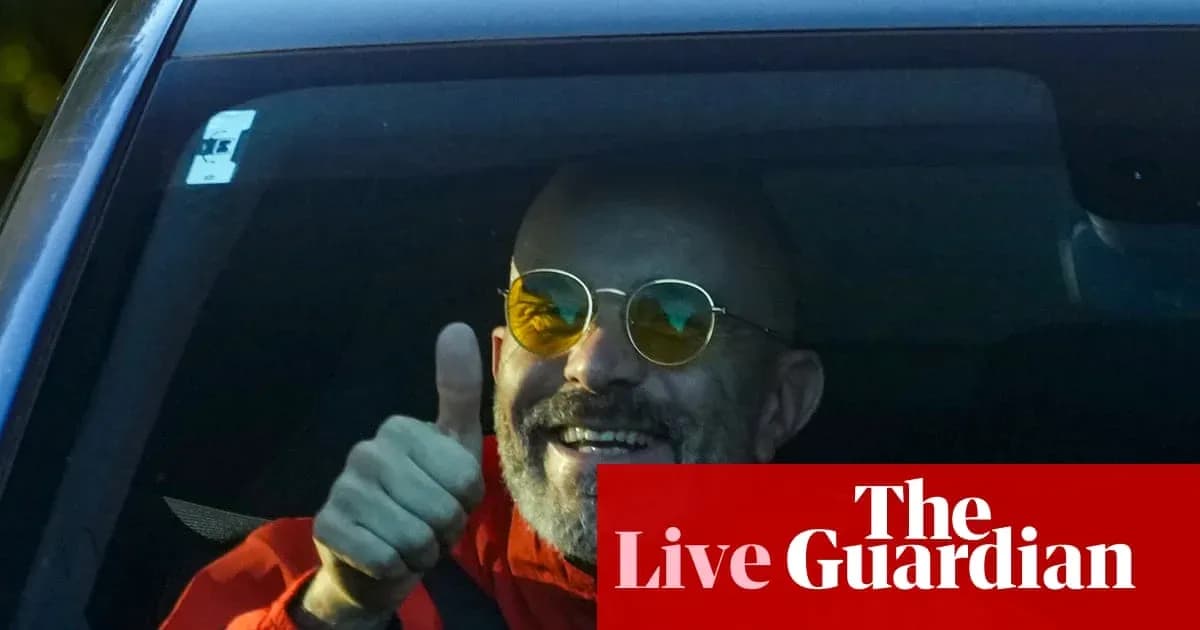 Homme souriant avec lunettes dans une voiture