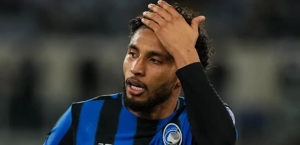 Joueur d'Atalanta touchant son front sur le terrain