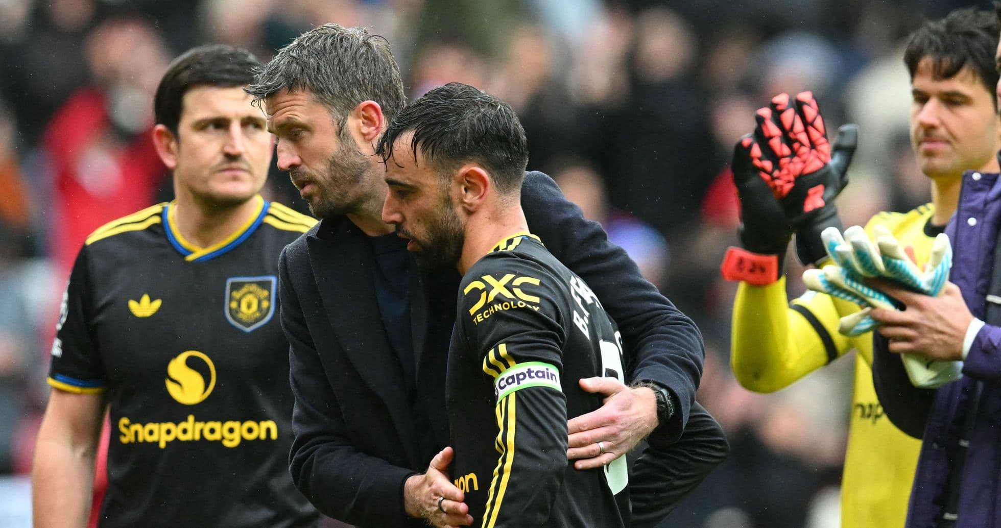 Entraîneur réconfortant Bruno Fernandes après le match