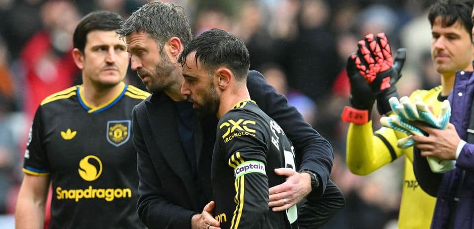 Entraîneur réconfortant Bruno Fernandes après le match