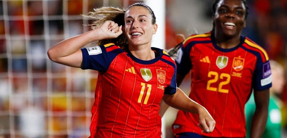 Joueuse espagnole célébrant un but avec coéquipière