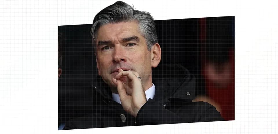 Homme pensif en tribune lors d'un match