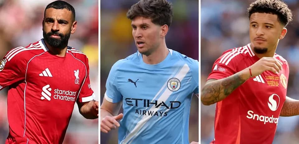 Trois joueurs de football en action sur le terrain