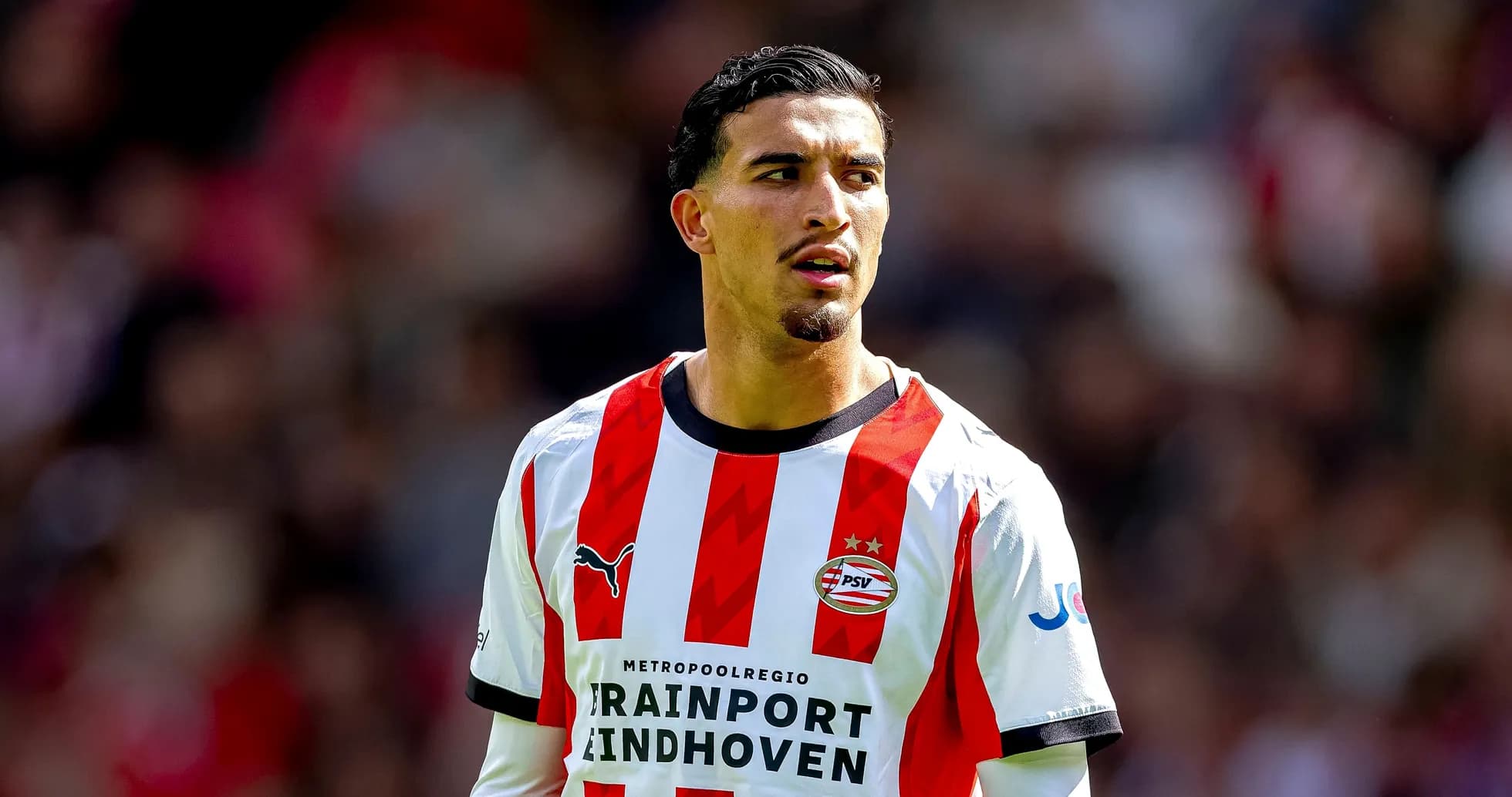 Joueur de PSV Eindhoven en maillot rouge et blanc