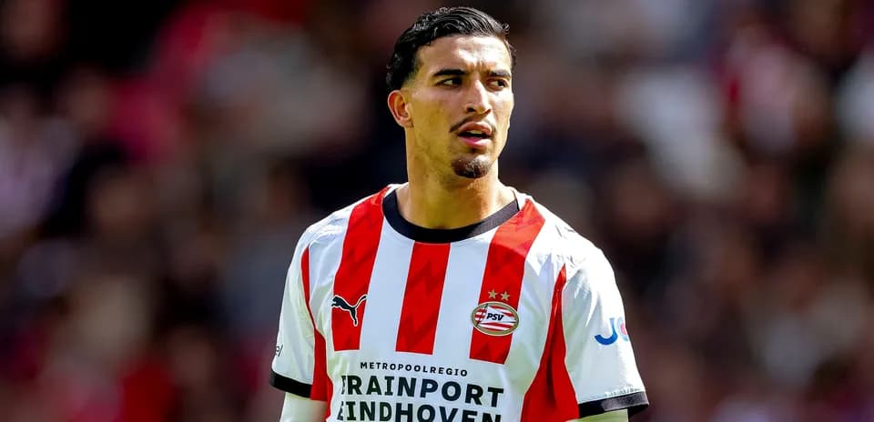Joueur de PSV Eindhoven en maillot rouge et blanc