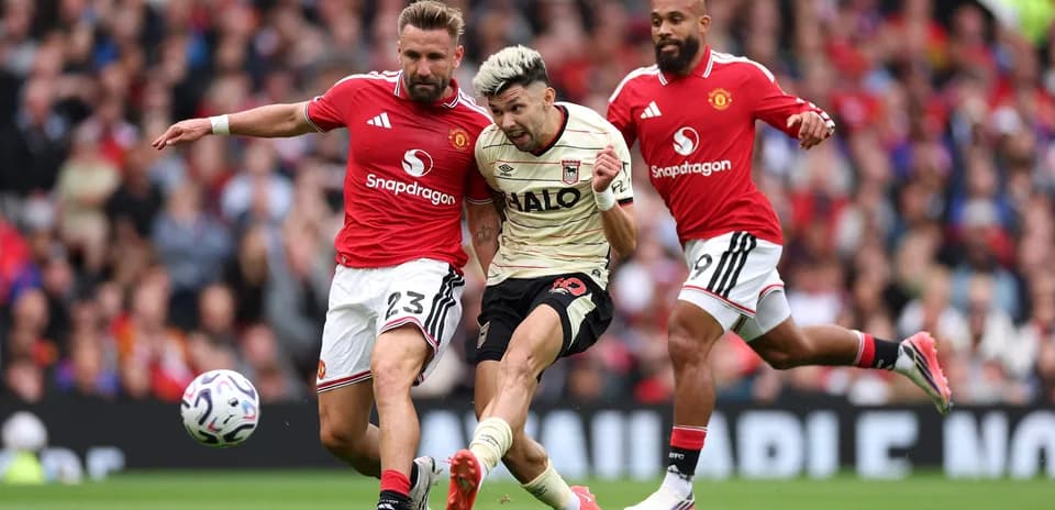 Deux joueurs de Manchester United en action