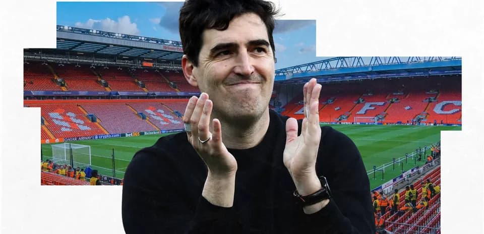 Homme applaudissant au stade Anfield après un match