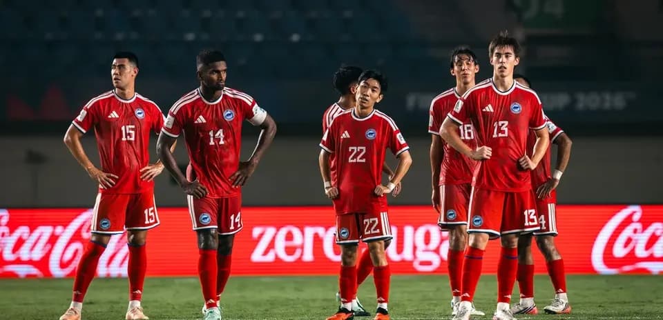 Joueurs en maillots rouges se regroupant sur le terrain
