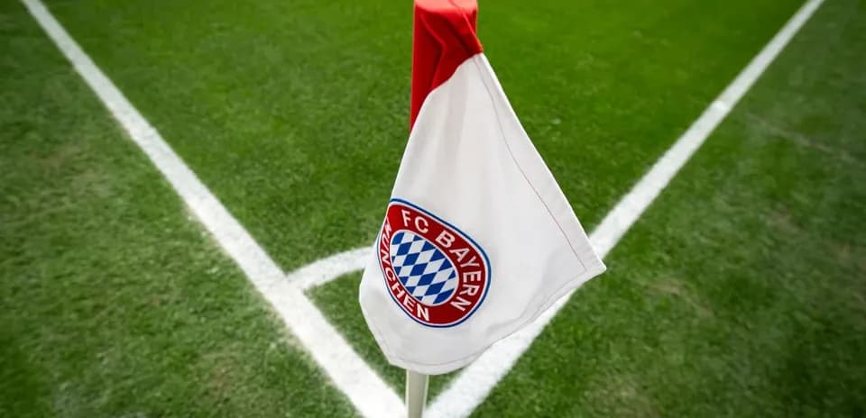 Drapeau du FC Bayern München près du coin du terrain