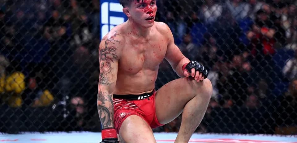 Combattant de MMA assis avec des blessures visibles