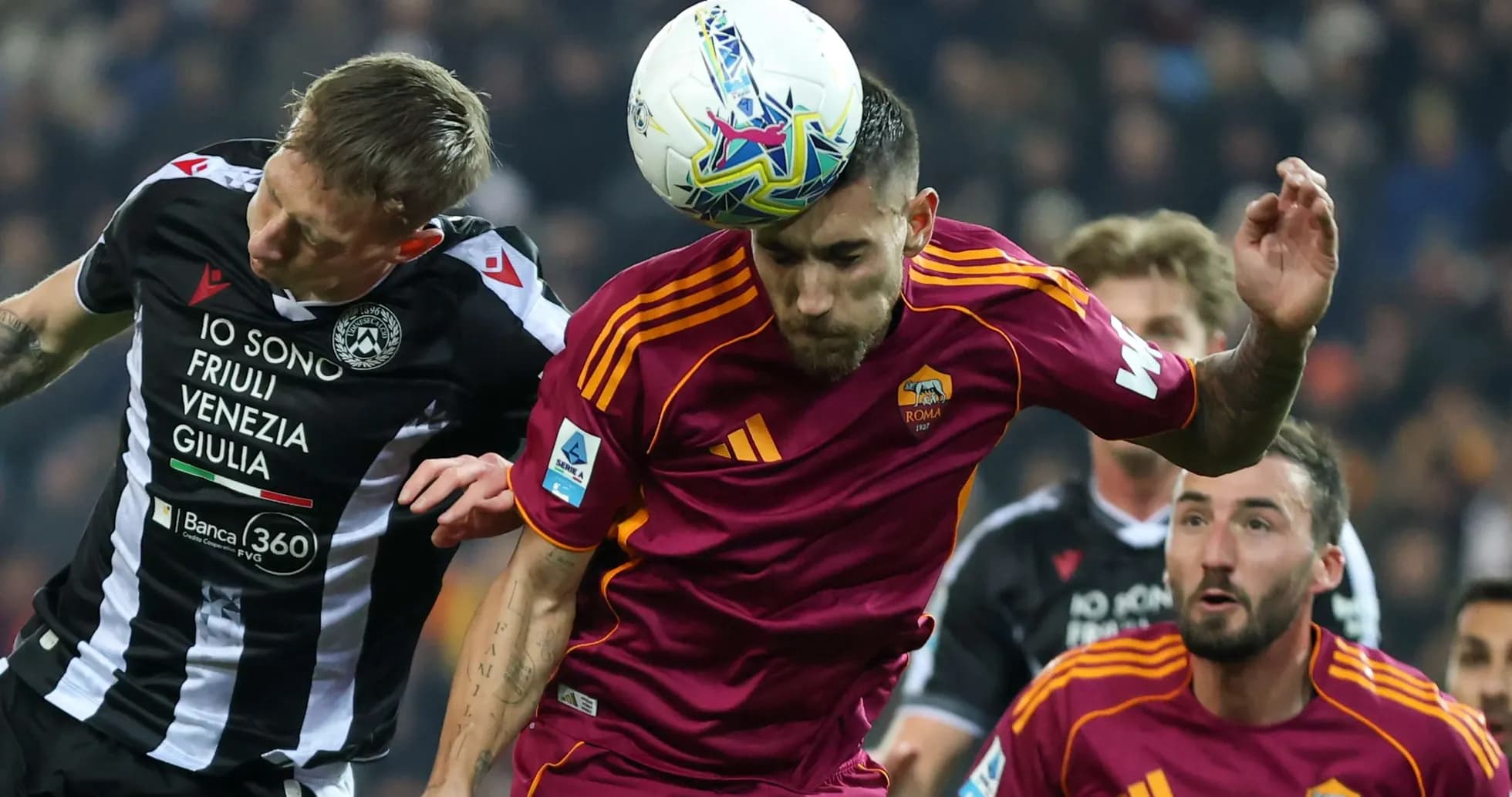 Deux joueurs en duel lors d'un match de football