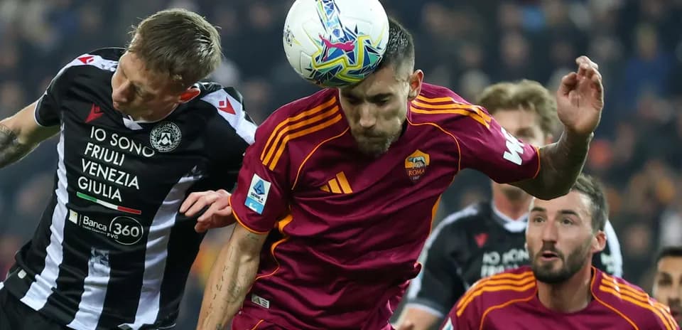 Deux joueurs en duel lors d'un match de football