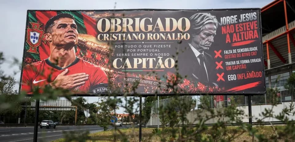 Panneau remerciant Cristiano Ronaldo pour ses contributions