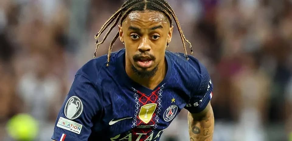 Joueur du PSG courant avec le ballon pendant un match