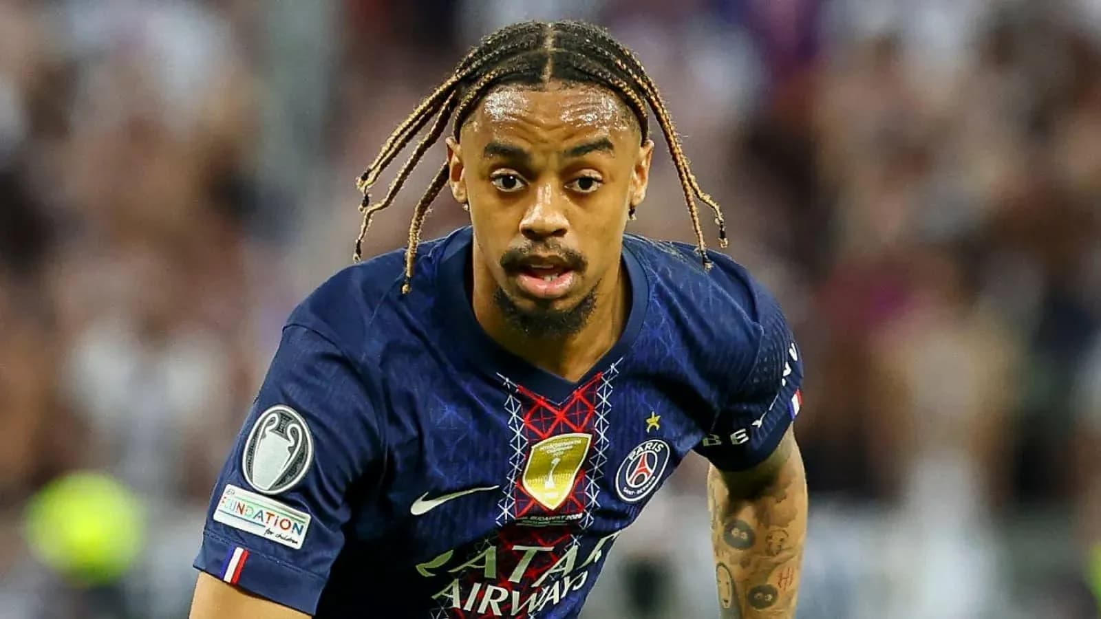 Joueur du PSG courant avec le ballon pendant un match