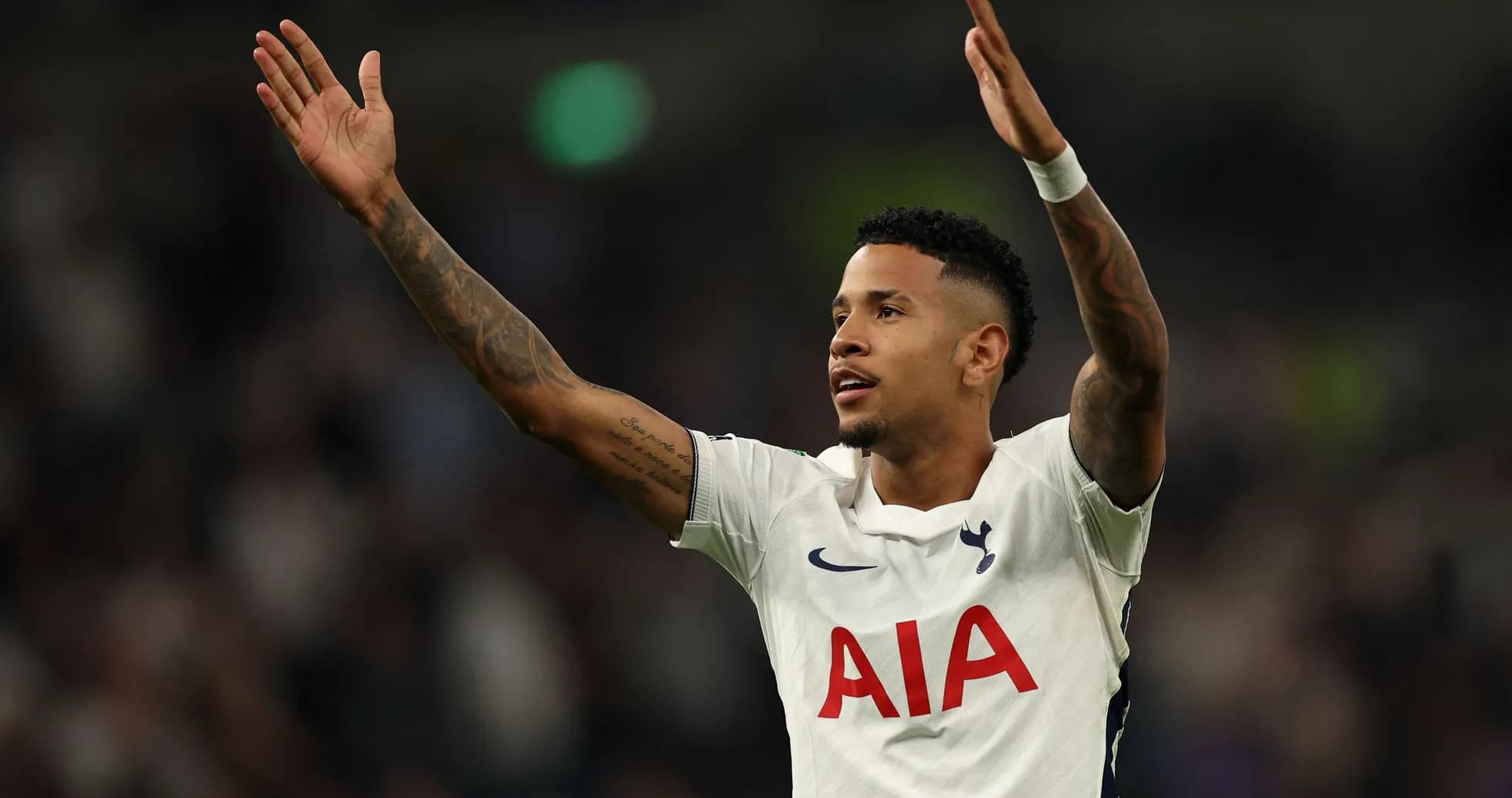 Joueur de Tottenham saluant les supporters au stade