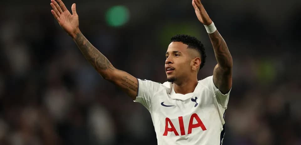 Joueur de Tottenham saluant les supporters au stade