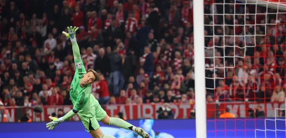 Gardien de but plongeant pour arrêter un tir