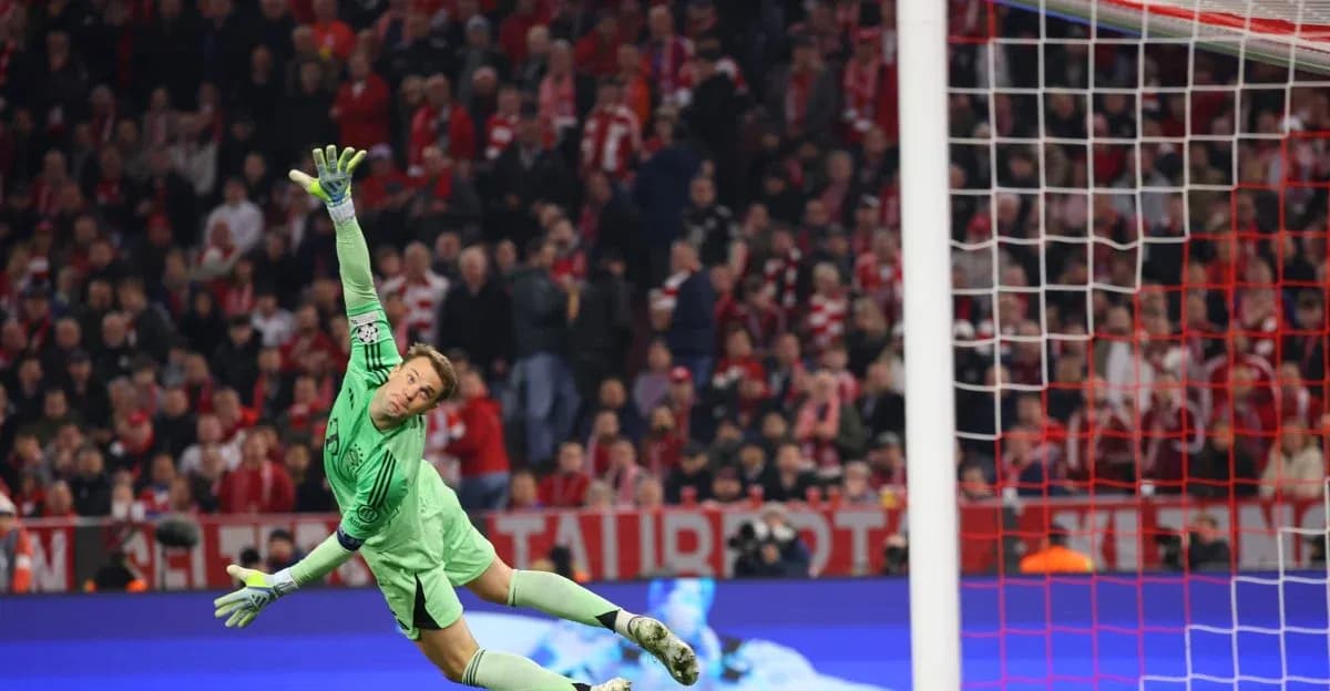 Gardien de but plongeant pour arrêter un tir