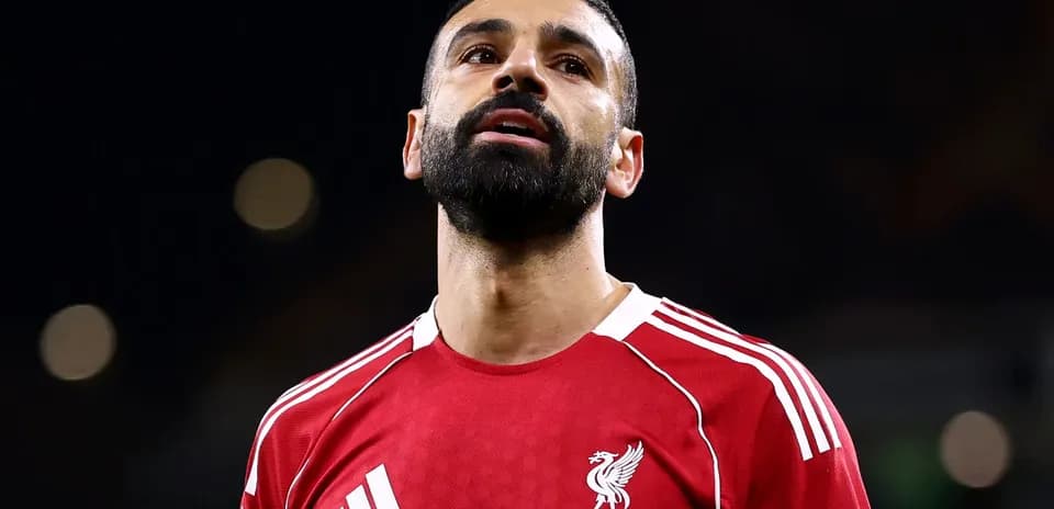 Joueur de Liverpool L.F.C. regardant vers le haut