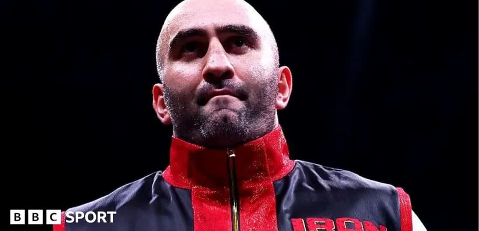 Boxeur avec une veste rouge et noire sur le ring