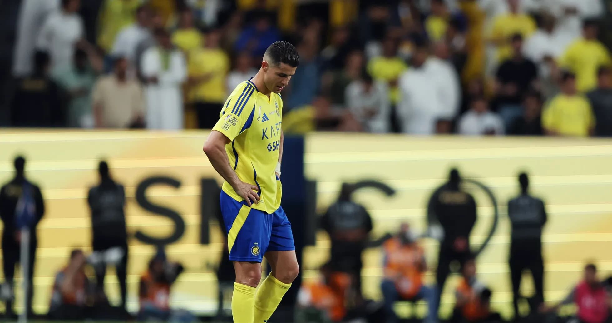 Joueur de football de Al Nassr regardant le sol