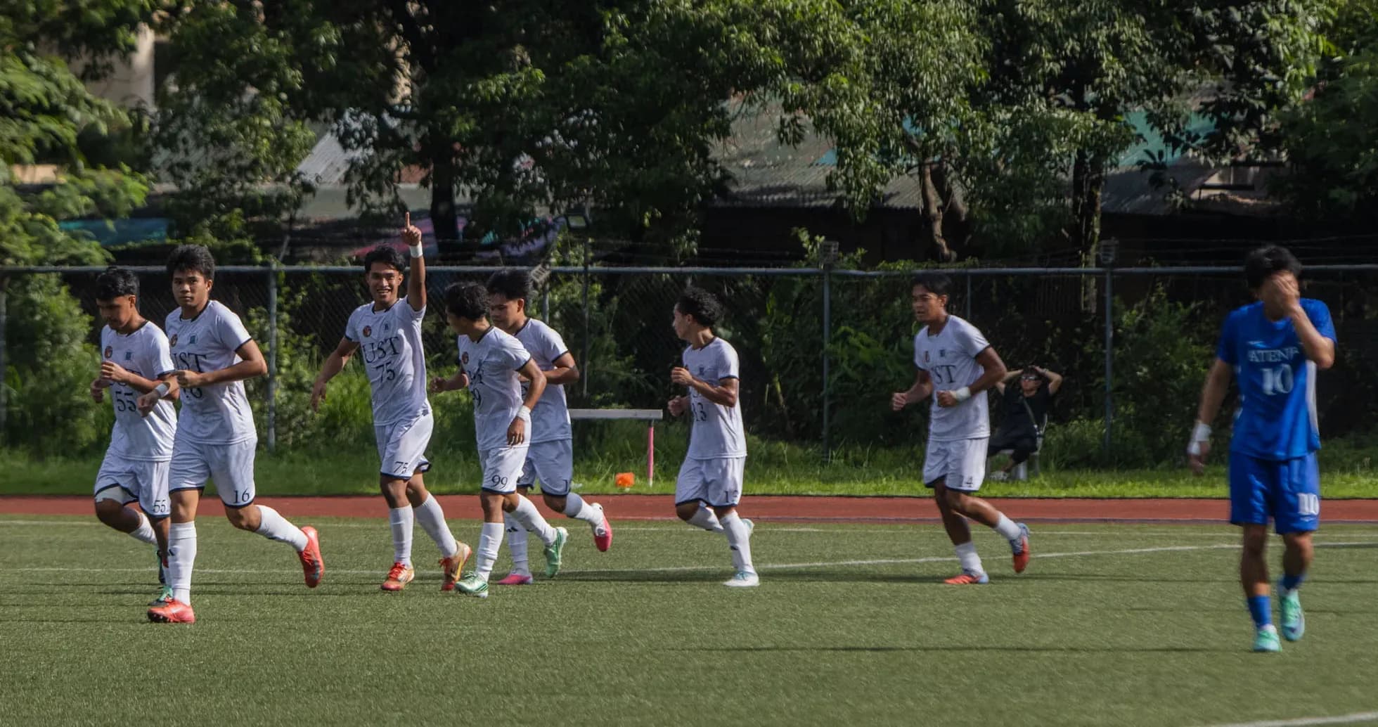 Joueurs de l'UST célébrant un but sur le terrain