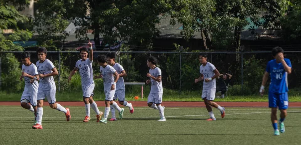Joueurs de l'UST célébrant un but sur le terrain