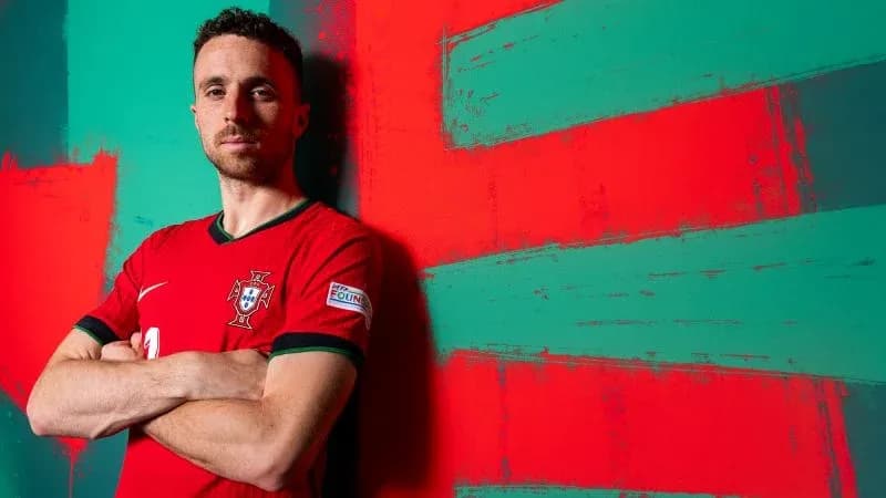 Joueur en maillot du Portugal contre un mur coloré