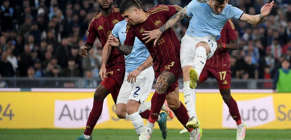 Action intense entre joueurs de l'AS Roma et Lazio