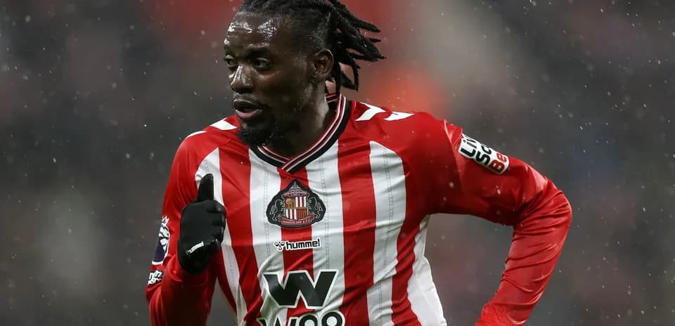 Joueur de Sunderland courant sous la pluie
