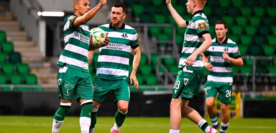 Joueurs de Shamrock Rovers célébrant un but