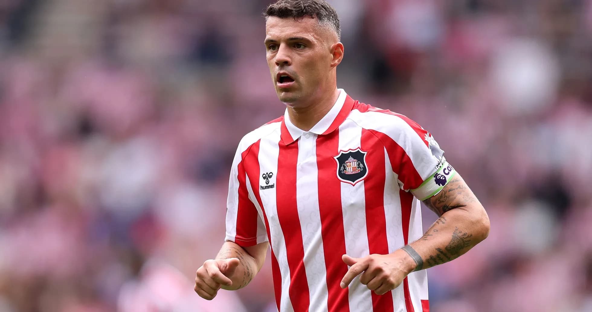 Joueur de Sunderland en maillot rayé rouge et blanc