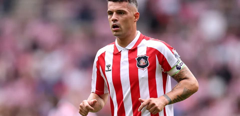 Joueur de Sunderland en maillot rayé rouge et blanc