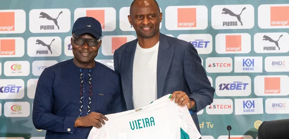 Annonce de Patrick Vieira avec un responsable de la fédération