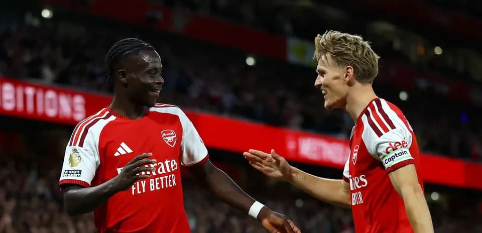 Deux joueurs d'Arsenal célébrant un but ensemble