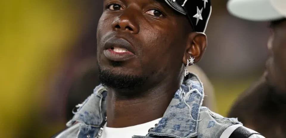 Homme portant une veste en jean et une casquette