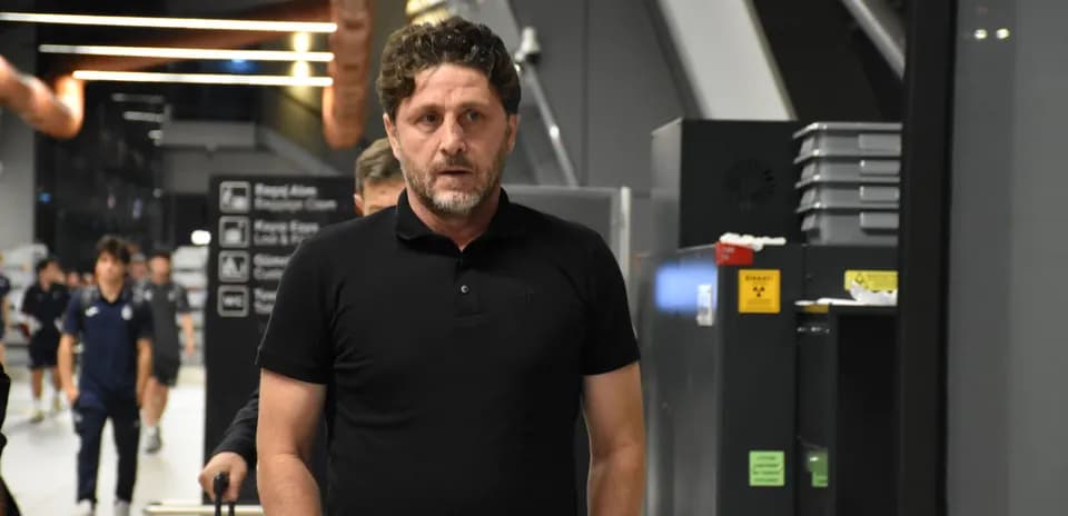 Entraîneur marchant dans le hall de l'aéroport
