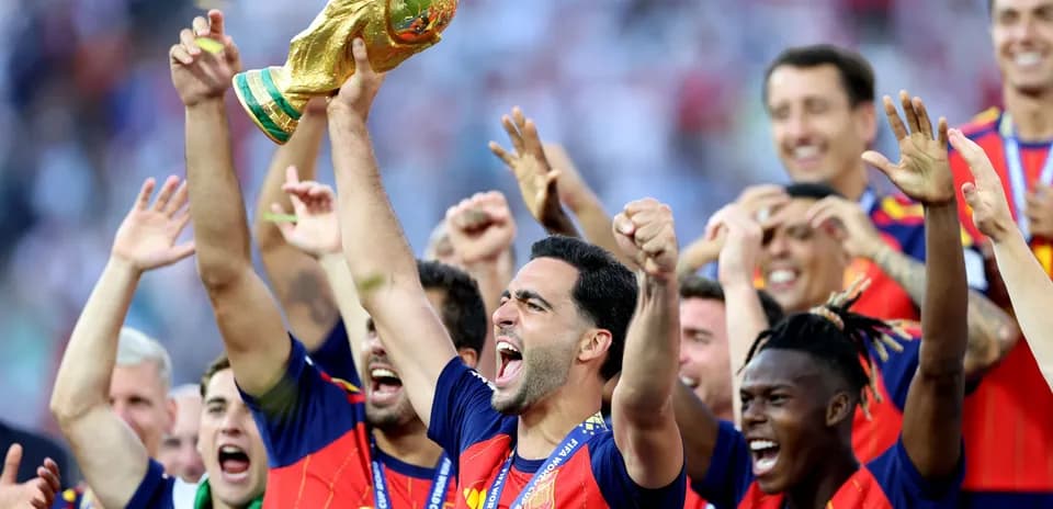 Joueur levant la coupe du monde avec l'équipe
