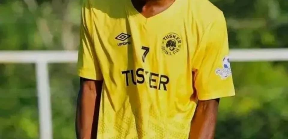 Joueur de football en maillot jaune célébrant un but