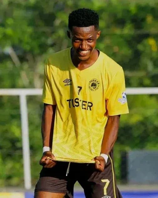 Joueur de football en maillot jaune célébrant un but