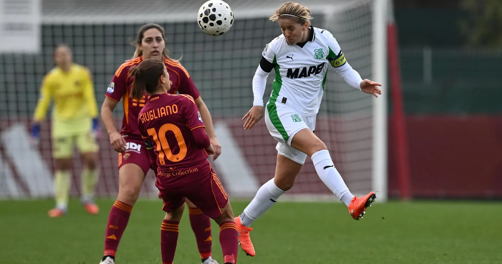 Joueuses de Sassuolo et Roma en action