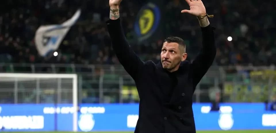 Joueur saluant les supporters dans le stade