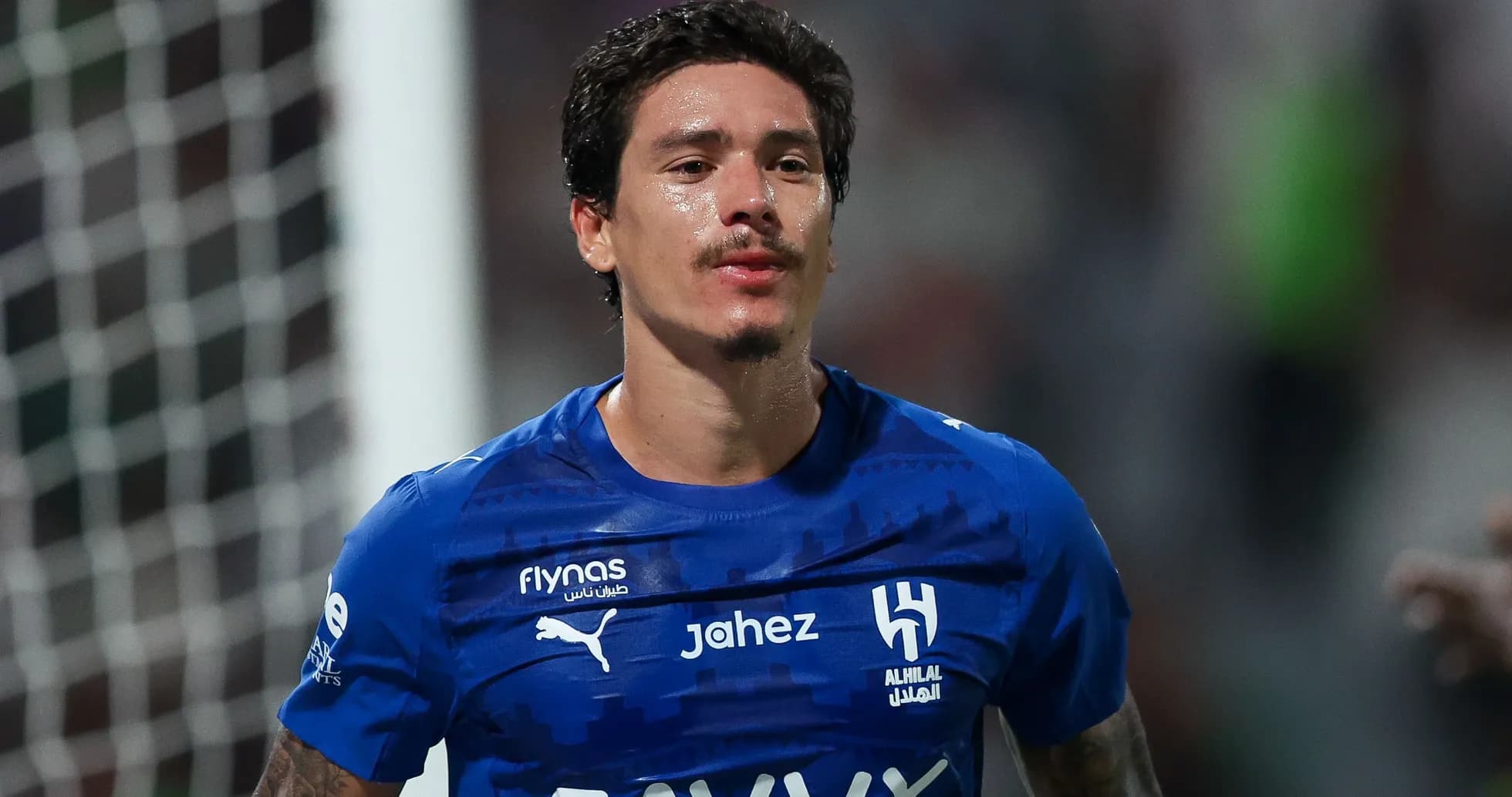 Joueur d'Al Hilal en maillot bleu sur le terrain