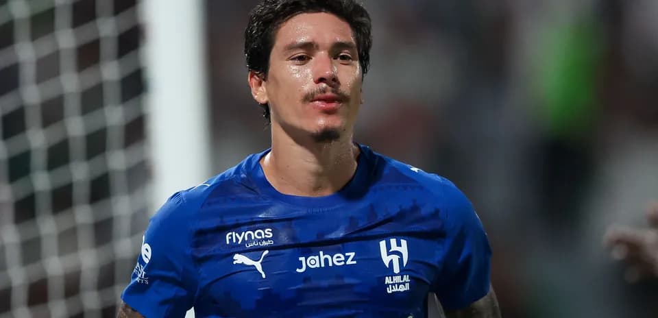 Joueur d'Al Hilal en maillot bleu sur le terrain