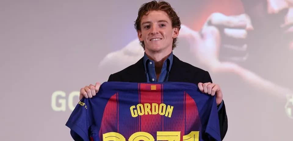 Joueur présentant son maillot au FC Barcelone